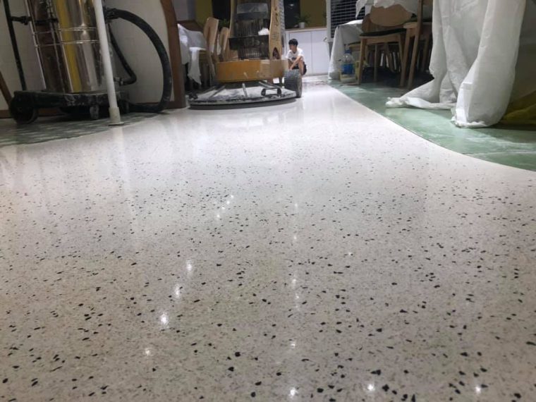 cach-danh-bong-va-lam-moi-be-mat-da-terrazzo-don-gian-tai-nha_2
