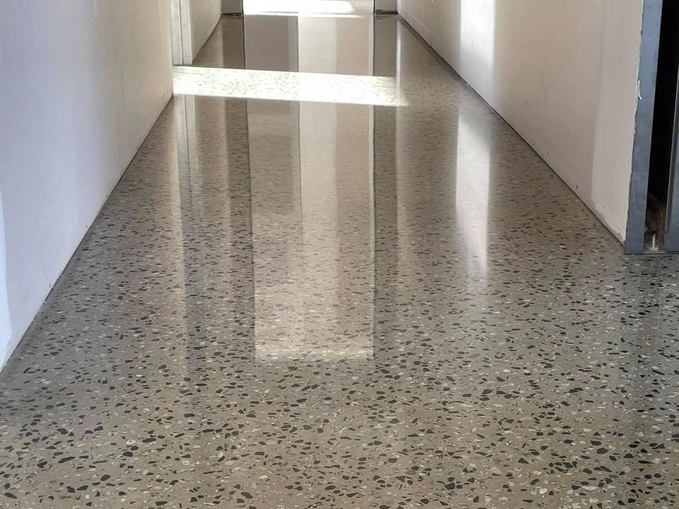 cach-danh-bong-va-lam-moi-be-mat-da-terrazzo-don-gian-tai-nha_6